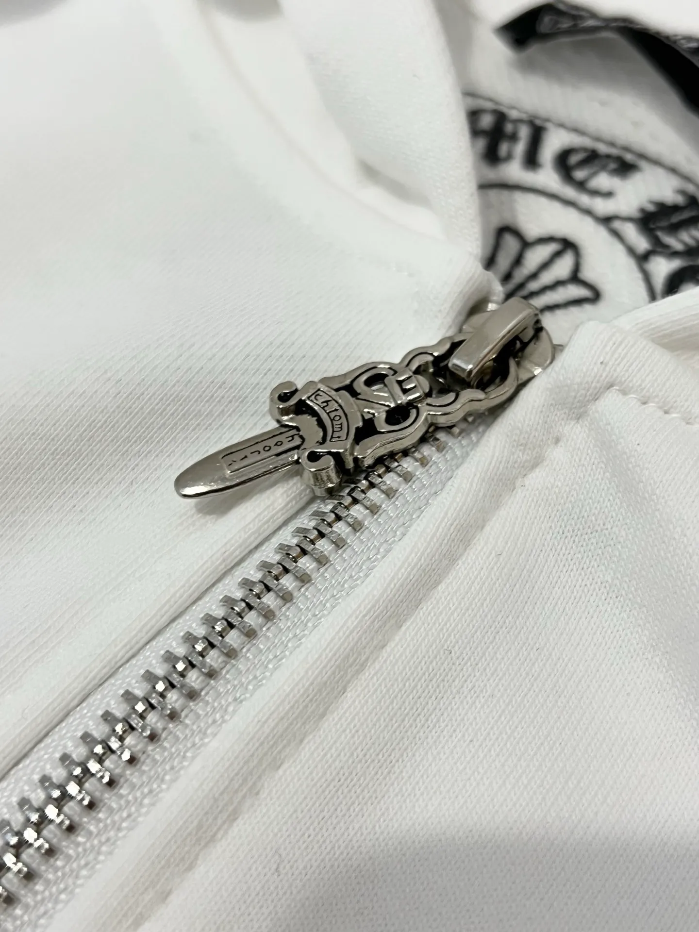 P360 Size: S/M/L/XL White/Black Unisex Chrome hearts ❤️Embroidered cross sweatshirt zipper jacket, comfortable and soft fabric, casual and comfortable to wear. The body is embellished with Sanskrit printing of the brand, which adds highlights to the solid color. The loose fit gives people a versatile feeling, and the upper body effect is also very strong. It is a super good-looking one. ⚠️Washing method: Please wrap pure cotton products in a laundry bag on the back for quick machine washing in cold water! ! Do not soak/wash in warm water!